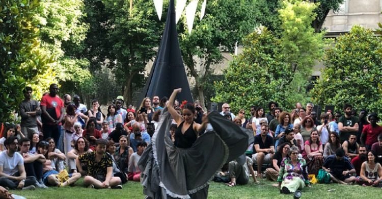 স্পেনের জাতীয় জাদুঘরে অভিবাসীদের আনন্দ উৎসব